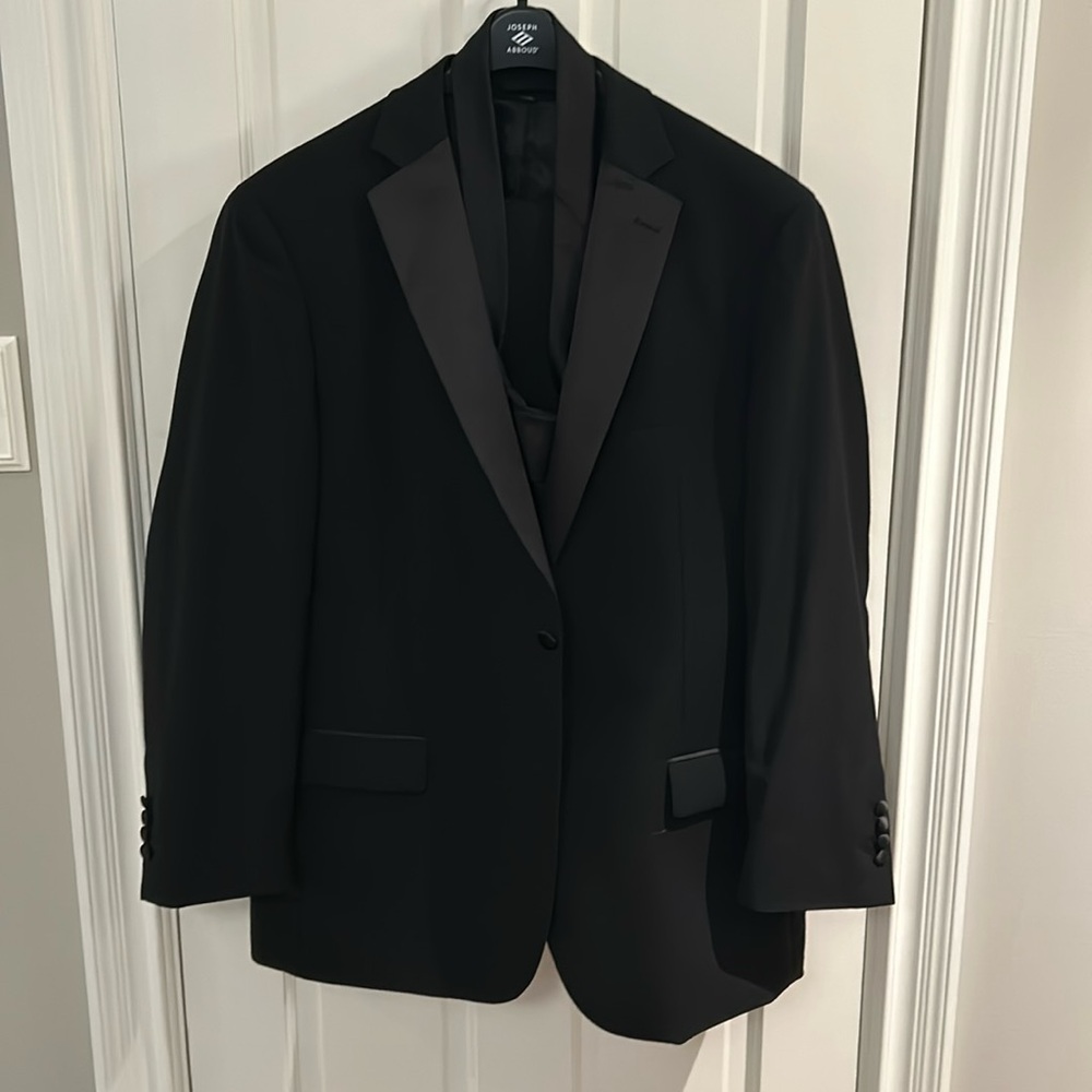 Jos A Bank Tuxedo 46 Regular Jacket and 38x32 pants Black Jos A Bank tie